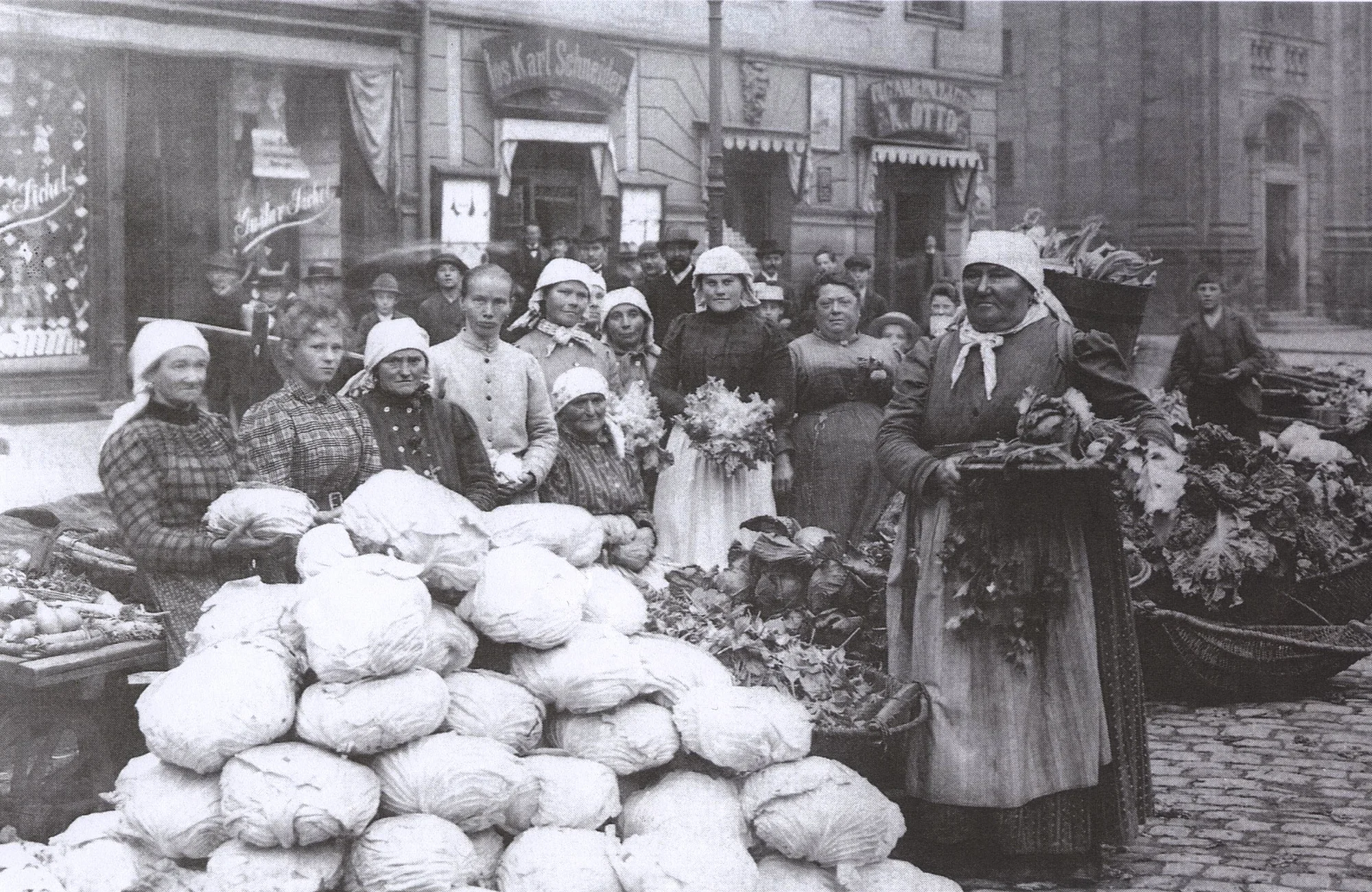 Dieser kulinarische Rundgang handelt nicht nur von der fast 1000-jährigen Tradition der Braukunst Bambergs, sondern bietet auch einen Einblick in die Ess-Kultur der Stadt, die neben zweierlei "Hörnla" noch manches zu bieten hat. "Versucherla" runden den Spaziergang ab, und machen ihn zu einem Geschmackserlebnis.