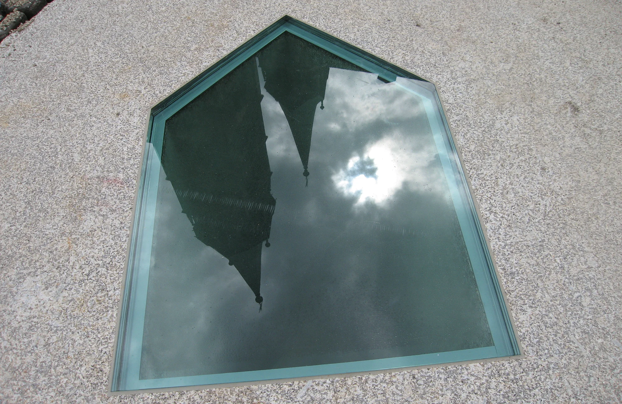 Säule von Micha Ullman: © Micha Ullman 2007 Großplastik des Skulpturenweges