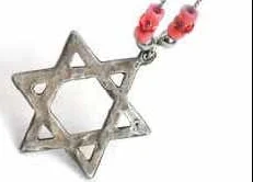 Bereits seit der Bistumsgründung 1007 gibt es jüdische Einwohner in Bamberg. Um 1200 zählte die jüdische Gemeinde von Bamberg zu den bedeutendsten in Deutschland. Ein stetes Auf und Ab kulminiert in der Auslöschung jüdischen Lebens im Nationalsozialismus. Die Führung gibt Einblick in diese wechselvolle Geschichte des Zusammenlebens von Juden und Christen in Bamberg und zeigt auch die heutige Situation der wieder belebten israelitischen Kultusgemeinde.