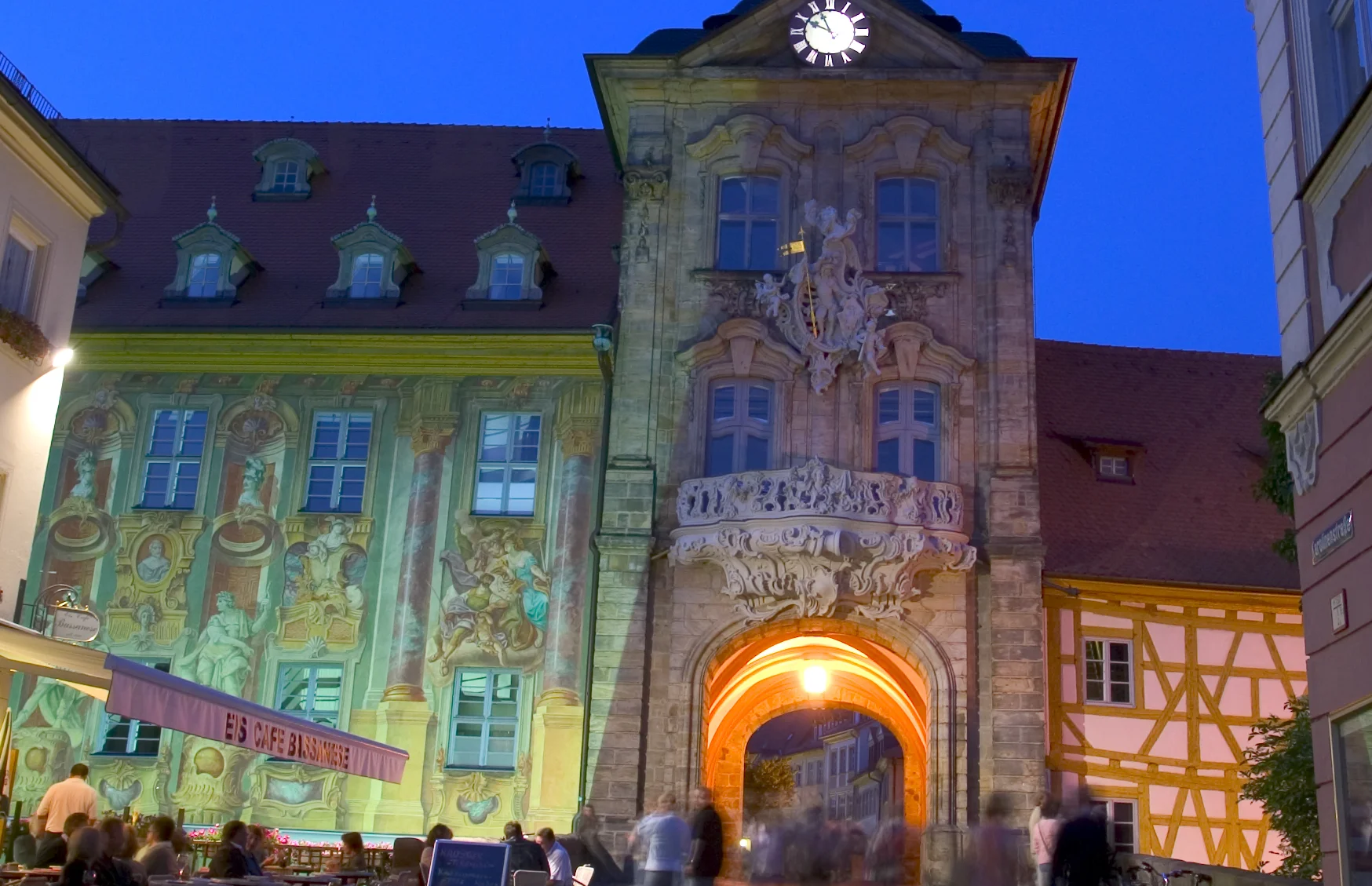 Bereits im frühen 11. Jahrhundert führte hier eine Brücke über den Fluss. Das in der Mitte des 14. Jahrhunderts erbaute Rathaus wurde nach einer Brandkatastrophe 1440 von den Bamberger Bürgern neu errichtet. Michael Küchel gestaltete es 1744-1756 im Stil des Barock und Rokoko um. Neben der wundervollen Architektur bestechen besonders die Fresken durch ihr Plastizität