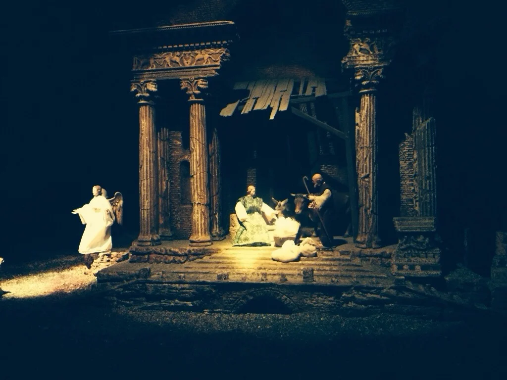 Die Ganzjahres-Krippe zeichnet sich durch die Konzentration auf das Wesentliche in den Krippenszenen aus.