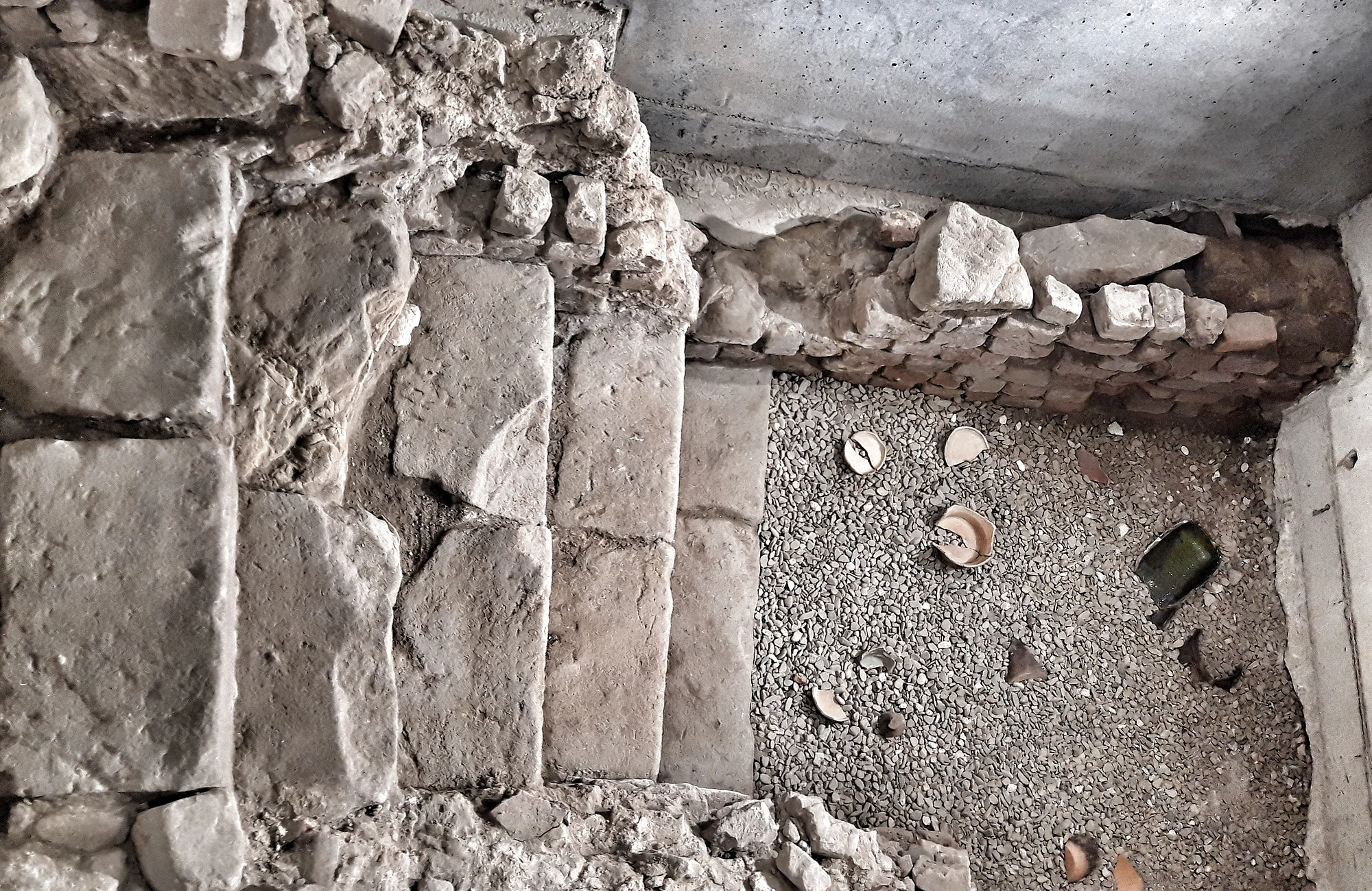 Treppenabgang der spätmittelalterlichen Mikwe im Dokumentationszentrum im Quartier an den Stadtmauern