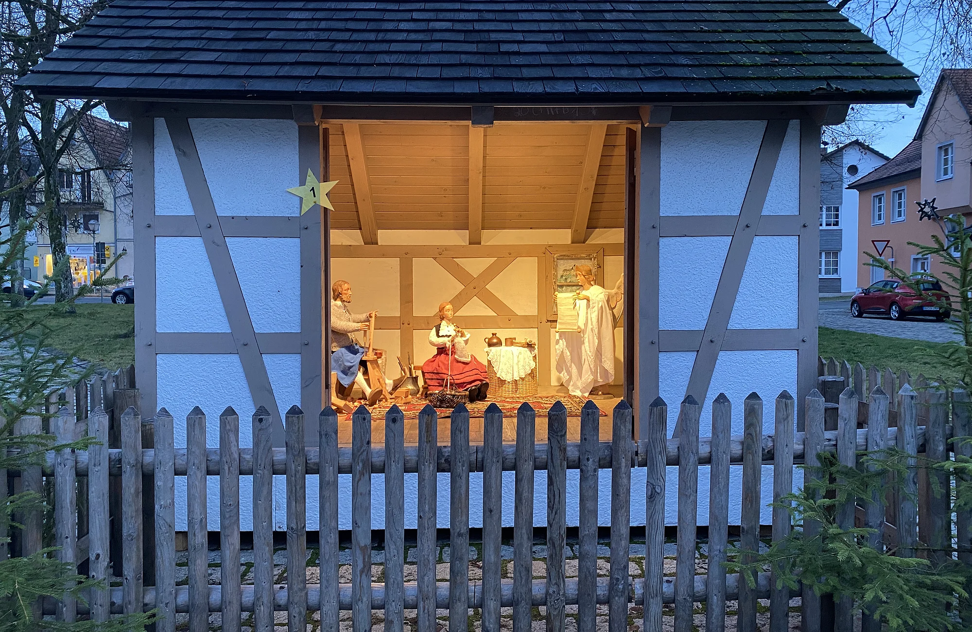 Krippe am Marktplatz Das Krippenhaus im Fränkischen Fachwerk-Stil wurde 1991 gebaut und wird jährlich auf dem Marktplatz neben dem Rathaus aufgestellt.
