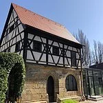 m Beinhaus hinter der Baunacher Pfarrrkirche zeigt ein neues Krippenmuseum die Krippensammlung von Domkapitular Jürgen Lenssen. Rund 150 Darstellungen sind in dem 1543 erbauten Fachwerkhaus zu bewundern.