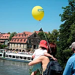 Die ehemalige Fischersiedlung wird liebevoll "Klein Venedig" genannt, Sie besteht aus einer hübsch geschmückten Zeile alter Fachwerkbauten, überwiegend von mittelalterlicher Bausubstanz. Winzige Vorgärten, an denen sich die Anlegestellen für die Kähe befinden, reihen sich am Ufer der Regnitz aneinander und bilden ein romantisches Ensemble. Mit dem Ausflugsschiff fährt man heute direkt an dieser einmaligen Häuserzeile vorbei.