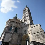 Der viertürmige Kaiserdom auf einem der sieben Hügel Bambergs ist das Herzstück der Stadt und das bedeutendste Kunstwerk im weiten Umkreis. Der Kaiserdom St. Peter und Georg geht auf eine Stiftung von Kaiser Heinrich II. zurück, der 1007 das Bistum Bamberg gründete. Zu den größten Sehenswürdigkeiten zählen das Papstgrab von Clemens II., die einzige vom Vatikan anerkannte Grablege eines Papstes nördlich der Alpen, und der Bamberger Reiter. Trotz zahlreicher Nachforschungen ist seine Identität bis heute nicht geklärt, noch viel weniger die des Künstlers.
