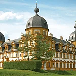 Schloss Seehof entstand ab 1686 als Sommersitz der Bamberger Fürstbischöfe. Für Besucher geöffnet sind neben dem Schlosspark mit Kaskade die restaurierten Schauräume im Schloss. Höhepunkt ist dabei der prunkvolle Weiße Saal.