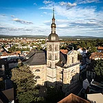 Die Kirche St. Stephan thront auf dem Stephansberg