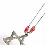 Bereits seit der Bistumsgründung 1007 gibt es jüdische Einwohner in Bamberg. Um 1200 zählte die jüdische Gemeinde von Bamberg zu den bedeutendsten in Deutschland. Ein stetes Auf und Ab kulminiert in der Auslöschung jüdischen Lebens im Nationalsozialismus. Die Führung gibt Einblick in diese wechselvolle Geschichte des Zusammenlebens von Juden und Christen in Bamberg und zeigt auch die heutige Situation der wieder belebten israelitischen Kultusgemeinde.