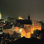 Ausblick auf das Alte Rathaus, Dom und St. Michael bei Nacht