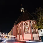 Die Glasfenster des Künstlers Markus Lüpertz lassen die Kriche St. Elisabeth in der Dunkelheit erstrahlen.