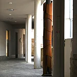 Drei Skulpturen von Bernd Wagenhäuser stehen im Quartier an den Stadtmauern. Sie bestehen aus Gusseisensäulen aus einer ehemailien Nähseidenfarbik, die der Künstler mit Cor-Ten-Stahl ummantel hat.