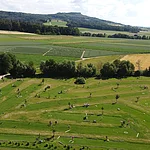 Fußballgolf ist eine neue Sportart für jeden ab 4 Jahren bis ins hohe Alter. Fußballer / Fußballerinnen sind hier nicht unbedingt im Vorteil. Die große 18-Loch-Anlage mit einer Gesamtbahnlänge von ca. 1350 m liegt am Fuße von Vierzehnheiligen oberhalb von Grundfeld mitten im schönen Maintal zwischen Bad Staffelstein und Lichtenfels.