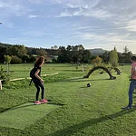 Fußballgolf ist eine neue Sportart für jeden ab 4 Jahren bis ins hohe Alter. Fußballer / Fußballerinnen sind hier nicht unbedingt im Vorteil. Die große 18-Loch-Anlage mit einer Gesamtbahnlänge von ca. 1350 m liegt am Fuße von Vierzehnheiligen oberhalb von Grundfeld mitten im schönen Maintal zwischen Bad Staffelstein und Lichtenfels.