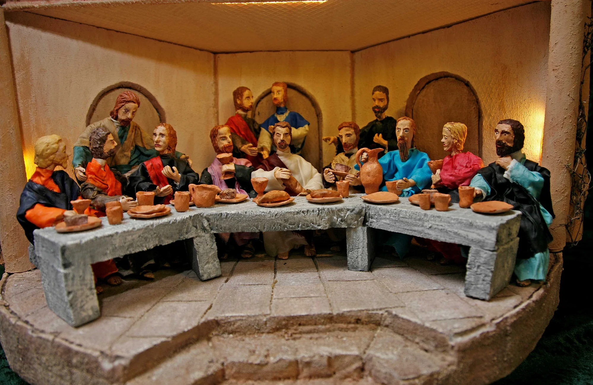 Das Abendmahl Osterausstellung im Krippenmuseum "Alte Schule hirschaid" mit Passionskrippen und Ostereiern aus aller Welt.