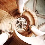 Auffällig und mit weit aufgerissenem Mund prangt eine Widderkopfmaske im Kanzleitrakt des Historischen Museums Bamberg.