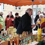 Traditioneller Honigmarkt im vorderen Bereich des Maxplatzes