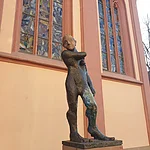 Die Skulptur „Apoll“, eines der archaischen, auf klassische Motive zurückgehenden Werke des viel diskutierten deutschen Künstlers Markus Lüpertz, hat seinen Platz neben dem Chor der Elisabethenkirche gefunden.