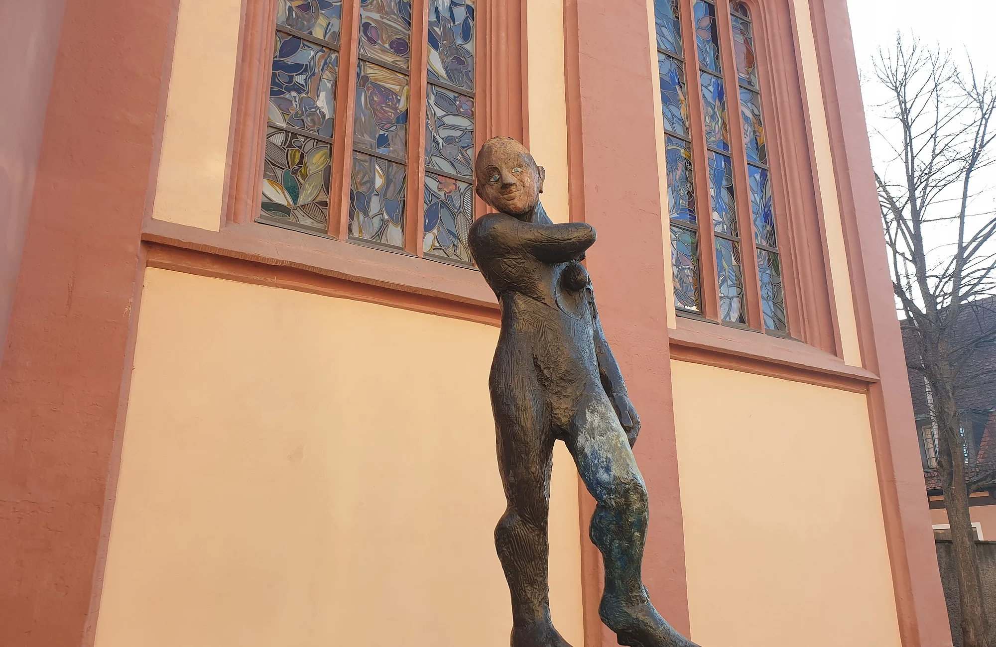 Die Skulptur „Apoll“, eines der archaischen, auf klassische Motive zurückgehenden Werke des viel diskutierten deutschen Künstlers Markus Lüpertz, hat seinen Platz neben dem Chor der Elisabethenkirche gefunden.