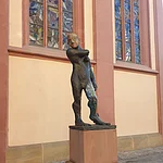 Die Skulptur „Apoll“, eines der archaischen, auf klassische Motive zurückgehenden Werke des viel diskutierten deutschen Künstlers Markus Lüpertz, hat seinen Platz neben dem Chor der Elisabethenkirche gefunden.