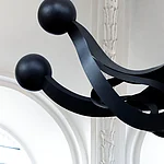 Der aus Portugal stammende Künstler Rui Chafes schuf mit „Stärker als der Tod“ eine zweiteilige Skulptur, die Bamberg und Villach verbindet. Ein Teil des Werks befindet sich in der evangelischen Stephanskirche, der andere in der Stadtkirche Villach.