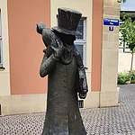 Die E.T.A. Hoffmann Statue direkt neben dem ETA Hoffmann Theater