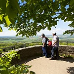 Im Bamberger Land entdecken Wanderer atemberaubende Ausblicke wie hier von der Giechburg aus ins Tal.