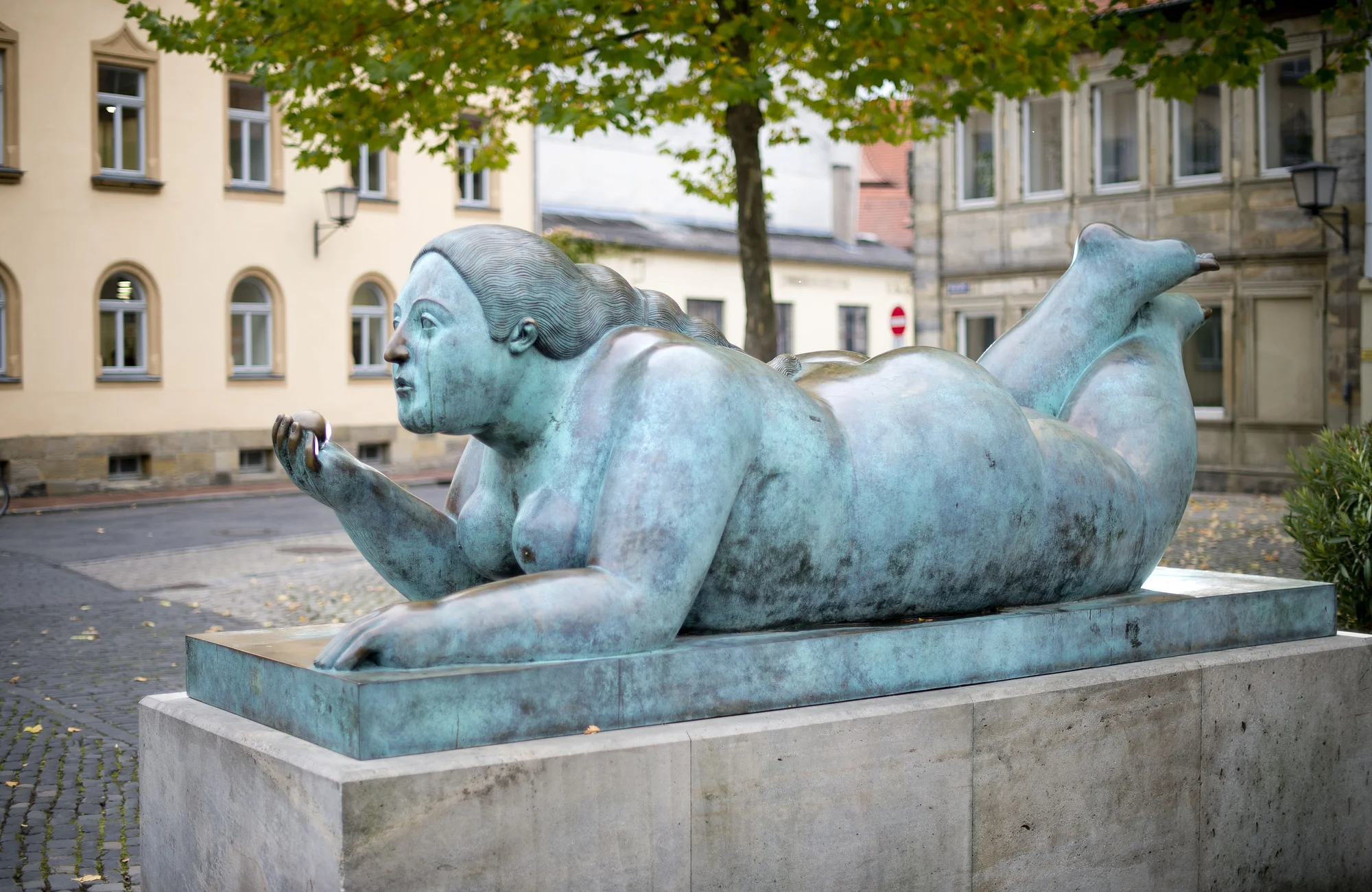 "Liegende mit Frucht" von Fernando Botero Von den Bambergern liebevoll „Dicke Frau“ oder „Blunnzn“ genannt, ist die Skulptur „Liegende mit Frucht“ des kolumbianischen Künstlers Fernando Botero ein markantes Kunstwerk in Bamberg.