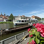 Die ehemalige Fischersiedlung wird liebevoll "Klein Venedig" genannt, Sie besteht aus einer hübsch geschmückten Zeile alter Fachwerkbauten, überwiegend von mittelalterlicher Bausubstanz. Winzige Vorgärten, an denen sich die Anlegestellen für die Kähe befinden, reihen sich am Ufer der Regnitz aneinander und bilden ein romantisches Ensemble. Mit dem Ausflugsschiff fährt man heute direkt an dieser einmaligen Häuserzeile vorbei.