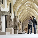 Das Diözesanmuseum links neben dem Dom beherbergt den Domschatz mit dem 600kg schweren Domkreuz und Goldschmiedearbeiten. Die mittelalterlichen Kaisermäntel und der Ornat aus dem einzigen Papstgrab nördlich der Alpen sind Highlights der großen Textilsammlung
