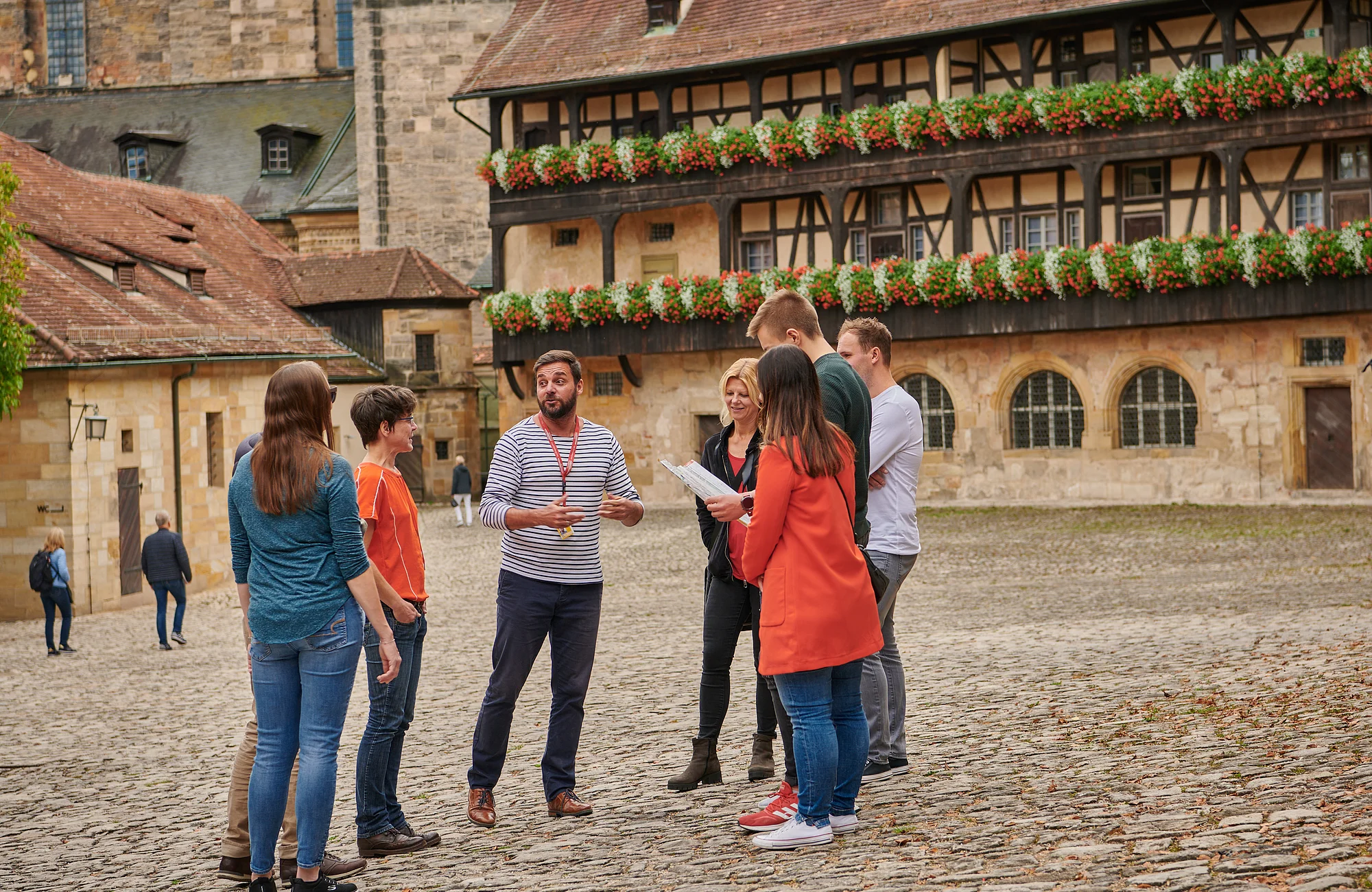 Eine Stadtführungsgruppe steht in der Alten Hofhaltung