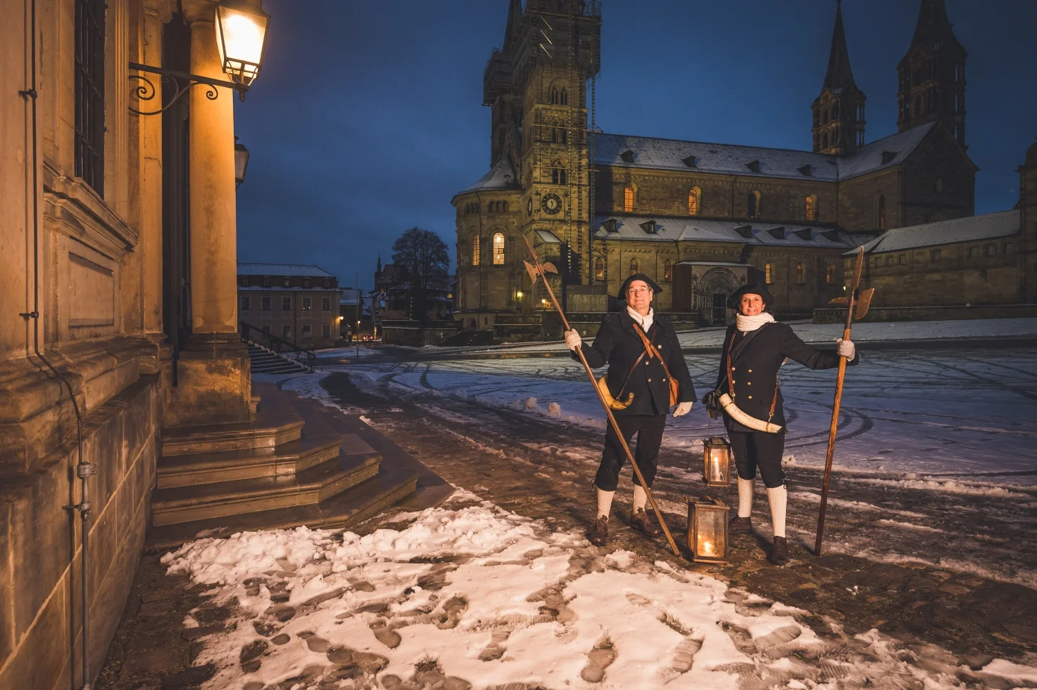 Die Bamberger Nachtwächter auf dem verschneiten Domplatz