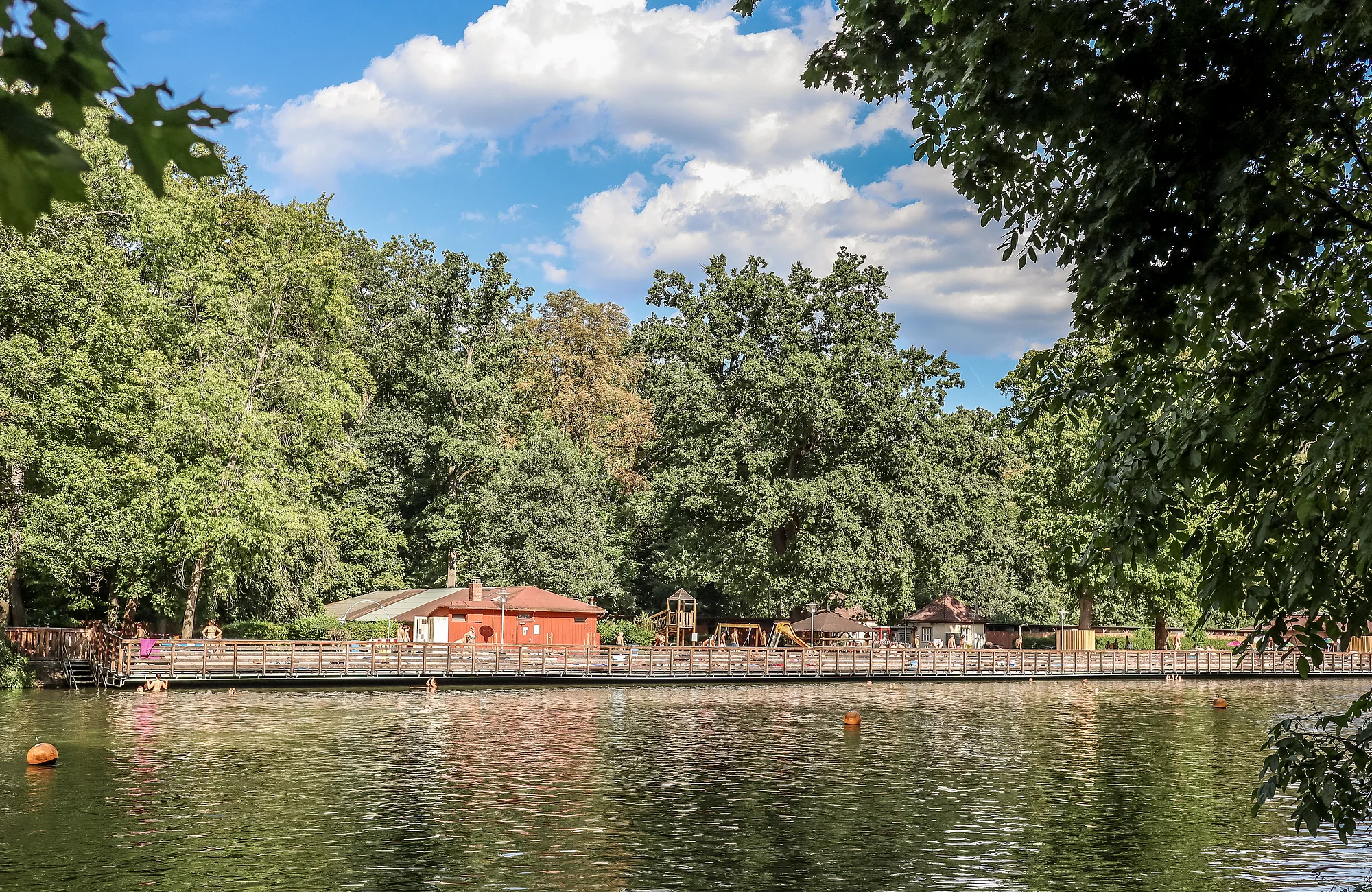 Die Hainbadestelle, aufgenommen vom anderen Ufer der Regnitz
