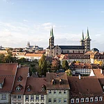 Sowohl der Dom als auch die roten Dächer der Häuser in der Bamberger Altstadt prägen den Charme der UNESCO-Welterbestadt.