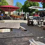 Die Giechburg ist ein beliebtes Ausflugsziel mit einer Gaststätte, die Platz für Tagungen und kulturelle Veranstaltungen bietet. In 520 Metern Höhe bietet sie einen fantastischen Blick über das Bamberger Land. Im Bergfried der Giechburg finden regelmäßige Kunstausstellungen statt.