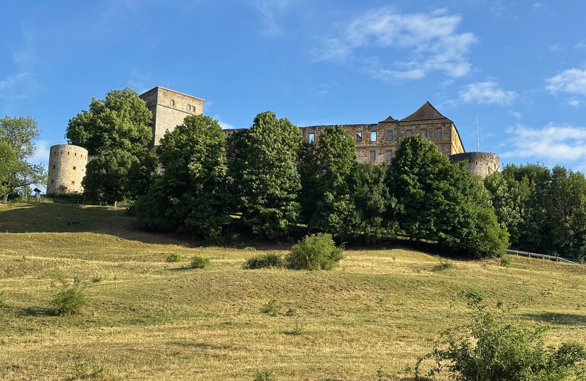 Die Giechburg ist ein beliebtes Ausflugsziel mit einer Gaststätte, die Platz für Tagungen und kulturelle Veranstaltungen bietet. In 520 Metern Höhe bietet sie einen fantastischen Blick über das Bamberger Land. Im Bergfried der Giechburg finden regelmäßige Kunstausstellungen statt.