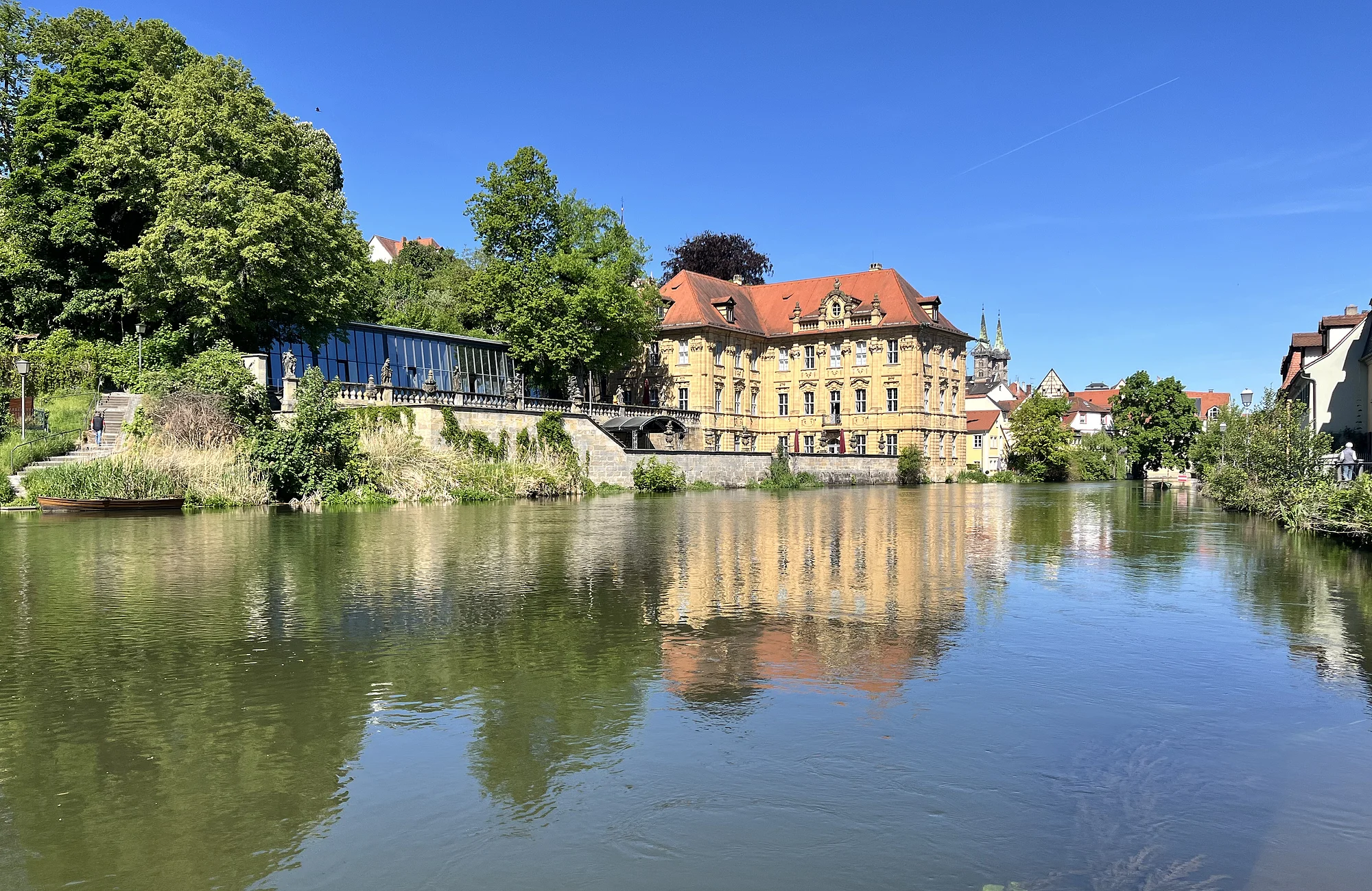 Das Künstlerhaus Villa Concordia spiegelt sich im Wasser der Regnitz.