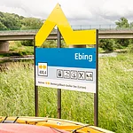 Die gelebe Welle kennzeichnet freigegebene Anlegestellen entlang des Mains