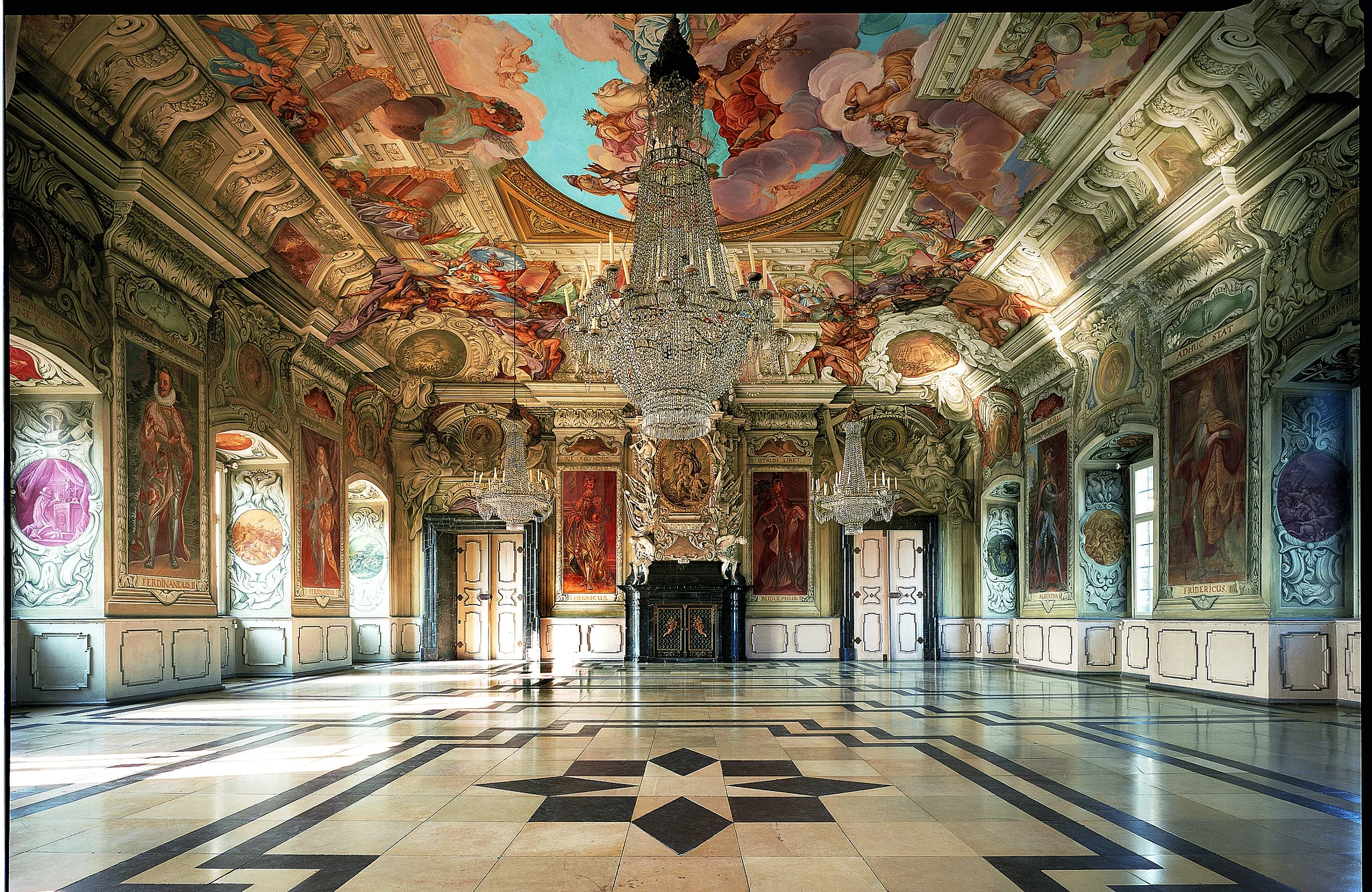 Mit ihren Prachtsälen und ihrer kostbaren Innenausstattung vermittelt die Neue Residenz ein eindrucksvolles Bild des fürstbischöflichen Lebens