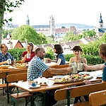 In und um Bamberg verbringt man laue Sommerabende am liebsten auf dem Bierkeller – mit einem frisch gezapften Seidla und einer guten Brotzeit.