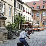 Der Adlerbrunnen in der Karolinenstraße Ecke Obere Brücke am Alten Rathaus ist der dritte Trinkwasserbrunnen, den die Stadtwerke in Betrieb genommen haben. Er spendet seit Mitte Juli 2017 kostenlos frisches Trinkwasser.