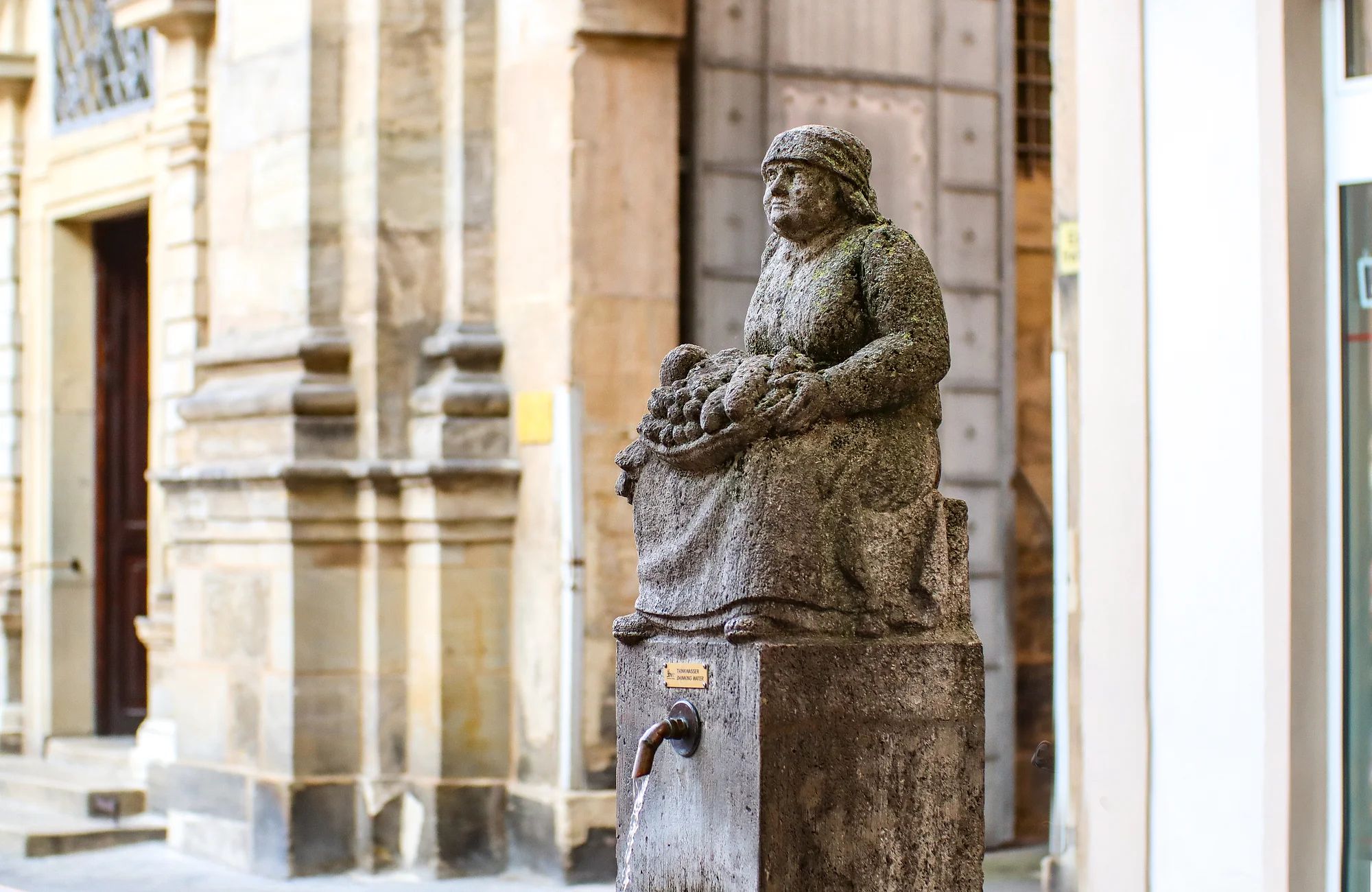 Humsera Trinkwasserbrunnen in der Bamberger Innenstadt Der Humsera Trinkwasserbrunnen in der Bamberger Fußgängerzone neben den Gemüseständen.