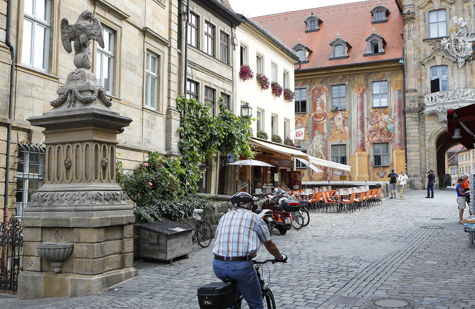 Der Adlerbrunnen am Fuß des Alten Rathauses Der Adlerbrunnen in der Karolinenstraße Ecke Obere Brücke am Alten Rathaus ist der dritte Trinkwasserbrunnen, den die Stadtwerke in Betrieb genommen haben. Er spendet seit Mitte Juli 2017 kostenlos frisches Trinkwasser.