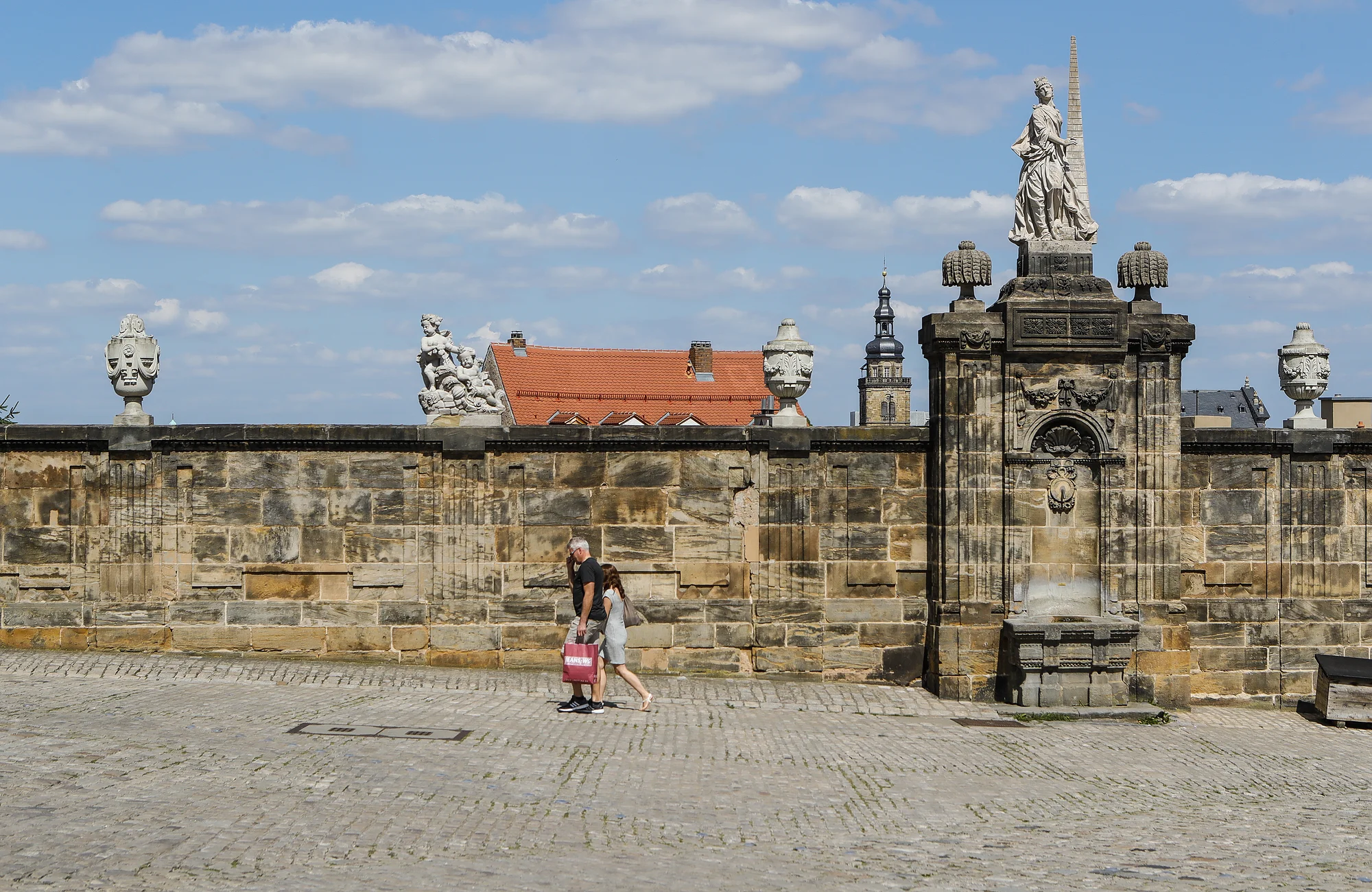 Brunnen in der Trautmannsmauer Der Trinkwasserbrunnen am Domplatz in der Nähe der Residenz und der Alten Hofhaltung spendet den Domplatzbesuchern frisches Trinkwasser.