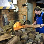 Befeuerung der Rauchdarre in der Brauerei Spezial.