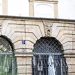 Beim Spaziergang durch die Stadt trifft man an jeder Ecke auf Gesichter und Figuren an Fassaden oder Torbögen, in Innenhöfen oder in Treppenhäusern.