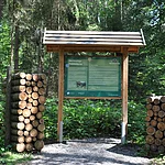 An zwanzig liebevoll gestalteten Stationen wird der Wald zum Klassenzimmer und Abenteuerspielplatz.