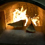 Buchenholz-Feuer zur traditionellen Rauchmalzherstellung