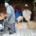 Lebendkrippe am Seniorenzentrum- jeder kann in die Rolle von Maria und Josef schlüpfen