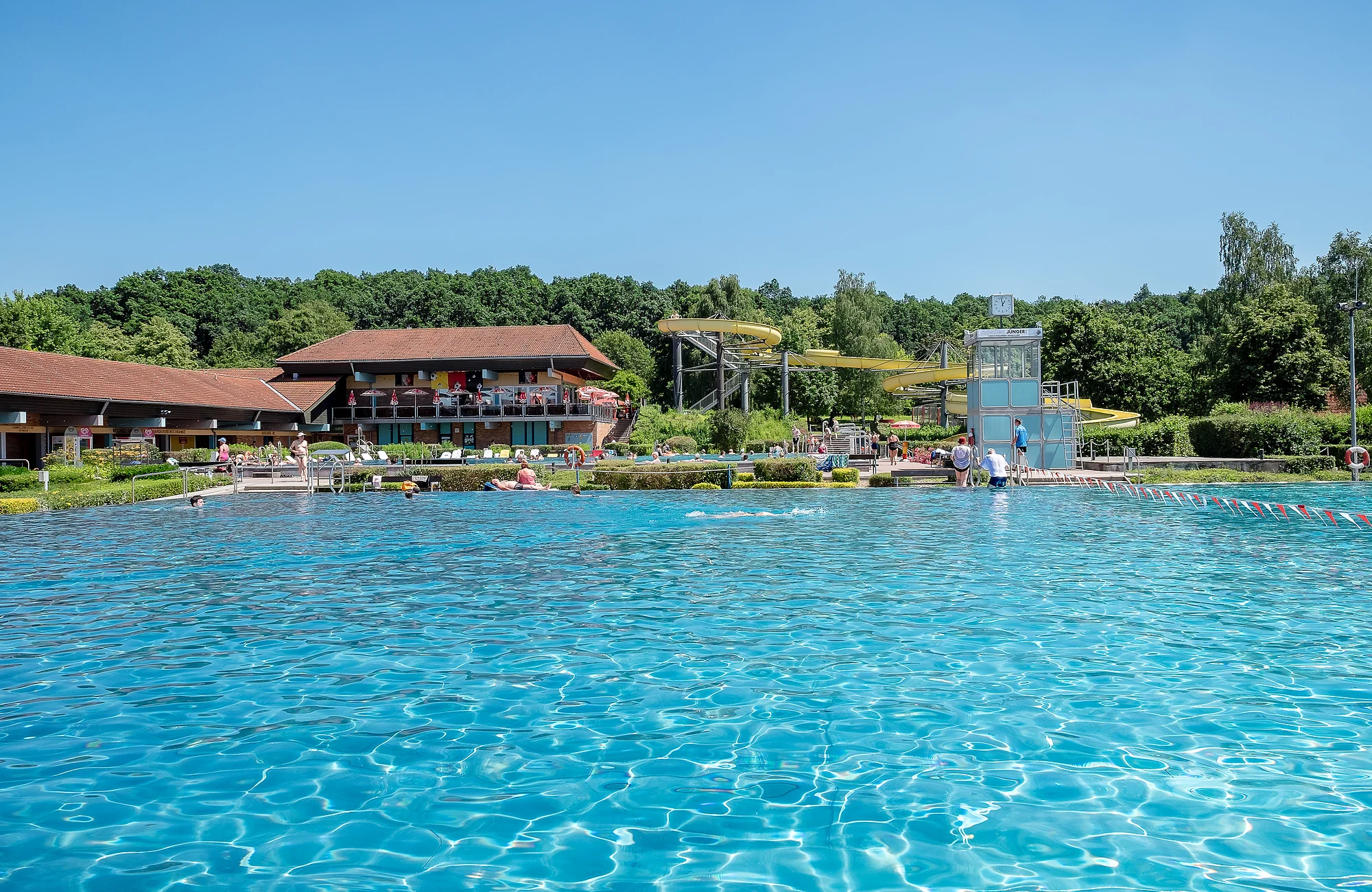 Das Freibad Aquarena Zapfendorf liegt im herrlichen Obermaintal zwischen Bamberg und Bad Staffelstein. Besucher jeden Alters können hier beim Schwimmen, Rutschen, Sonnen und Saunieren sowohl Badespaß als auch Erholung erleben. Besonders beliebt ist natürlich die einzigartige Wasserrutsche mit 120 m Länge.